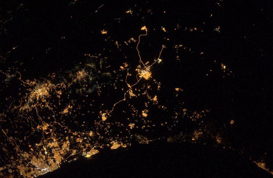 Outra imagem postada pelo astronauta alemão Alexander Gerst mostra explosões que se misturam às luzes da região de Israel e Gaza (Foto: Reprodução/Twitter/@Astro_Alex)