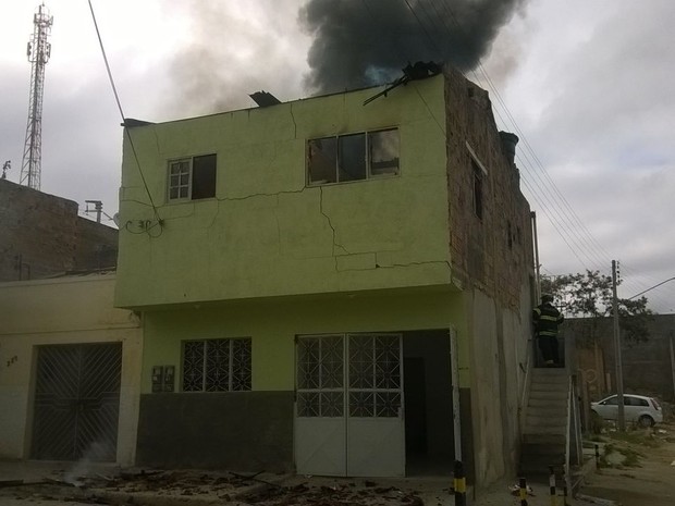 Incêndio atinge casa no Bairro São Francisco, em Caruaru (Foto: Gésika Rodrigues/ TV Asa Branca)