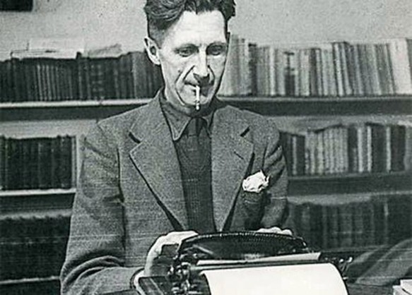 Na foto, Goerge Orwell, autor de "1984" e "A Revolução dos Bichos" escreve em sua Remington Home portátil (Foto: Reprodução)