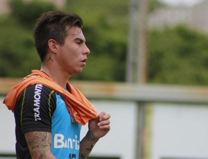 Vargas em treino do Grêmio (Foto: Diego Guichard)
