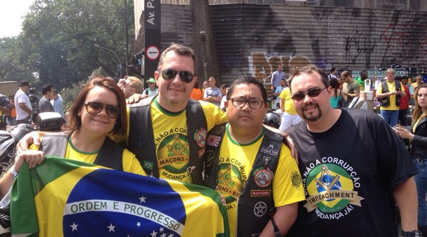 Fernando Katori (terceiro da esquerda para a direita), motociclistas, na Avenida Paulista. Ele diz que cerca de 1500 motoqueiros aderiram ao movimento pela saída da presidente Dilma (Foto: Bruno Calixto)