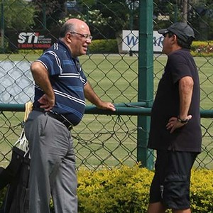 Ataíde Gil Guerreiro, vice-presidente de futebol do São Paulo, conversa com Muricy (Foto: Rubens Chiri / saopaulofc.net)