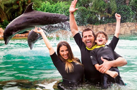 Henri Castelli posa com a namorada, que está grávida, e o filho Luca (Foto: Tomás Arthuzzi)