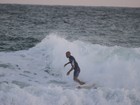 Surfista americano Kelly Slater surfa no Rio