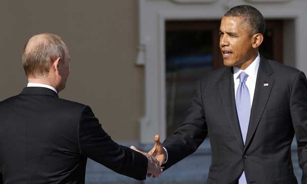 O presidente dos EUA, Barack Obama, à direita, estende a mão para o presidente da Rússia, Vladimir Putin, na chegada para a reunião do G20 (Foto: Alexander Zemlianichenko/ AP)