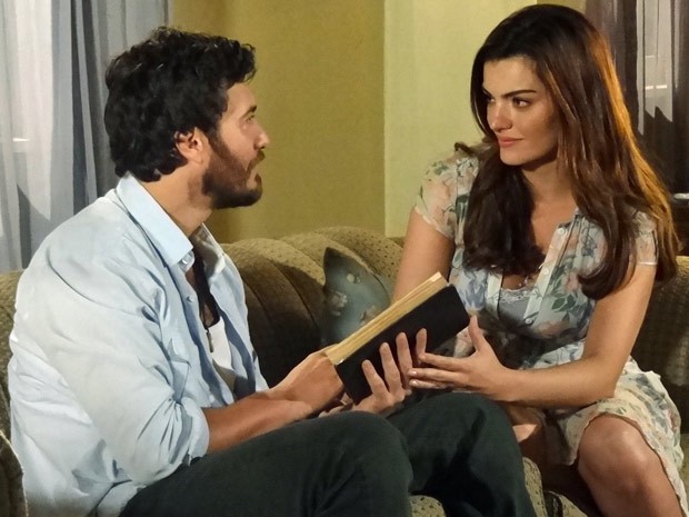 Rodrigo fica emocionado ao receber o livro de Elisa (Foto: Amor Eterno Amor / TV Globo) Rodrigo fica emocionado ao receber o livro de Elisa (Foto: Amor Eterno Amor / TV Globo)