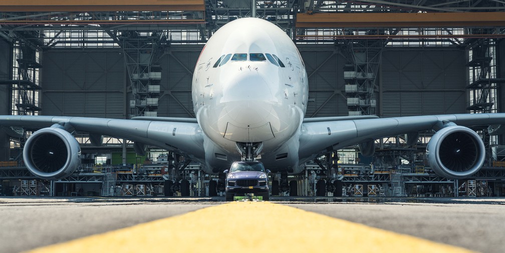 [Internacional] Carro 'reboca' maior avião de passageiros e entra para o livro dos recordes 1159569-cayenne-turbo-s-air-france-a-380-paris-charles-de-gaulle-airport-2017-porsche-ag