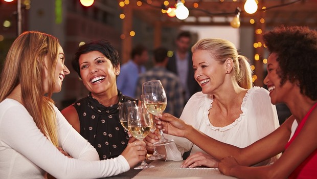 happy hour, bar, mulheres, amigas (Foto: Thinkstock)