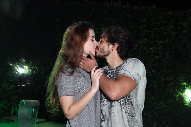 Rayanne Morais e Douglas Sampaio se beijam em festa na Zona Oeste do Rio (Foto: Anderson Borde/ Ag. News)