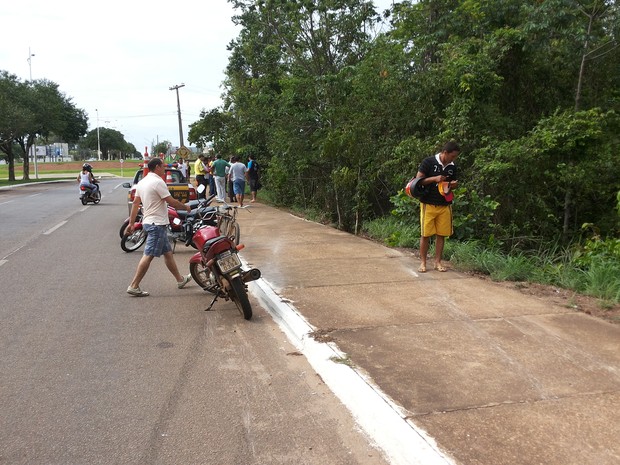 Curiosos param para ver veículo capotado (Foto: Wilton Dias/TV Anhanguera)