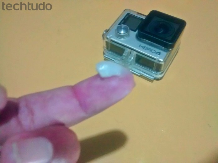 GoPro: retire uma pequena quantidade de pomada para passar na lente da câmera (Foto: Paulo Vasconcellos/TechTudo) GoPro: retire uma pequena quantidade de pomada para passar na lente da câmera (Foto: Paulo Vasconcellos/TechTudo)