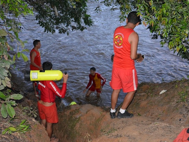 Corpo de Bombeiros localizaram o corpo cerca de uma hora depois da vítima ter caído no rio Jaru, em RO (Foto: A Notícia Mais/Reprodução) Corpo de Bombeiros localizaram o corpo cerca de uma hora depois da vítima ter caído no rio Jaru, em RO (Foto: A Notícia Mais/Reprodução)