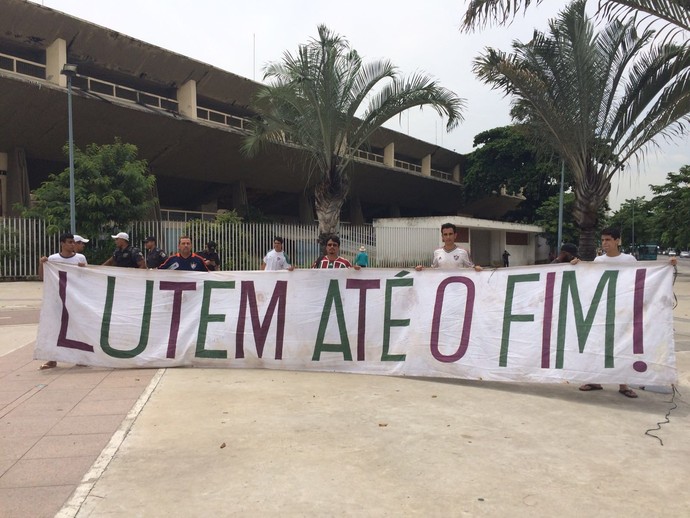 Faixa torcida do flu (Foto: Sofia Miranda) Faixa torcida do flu (Foto: Sofia Miranda)