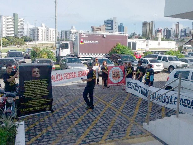 Policiais federais durante manifestação no Centro Administrativo do RN (Foto: Fred Carvalho/G1)