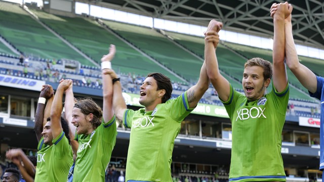 Nelson Haedo Valdez e Thomás comemoram vitória Seattle Sounders (créditos: AP Photo/Ted S. Warren)
