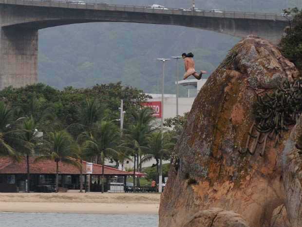 Homem pulou na praia da Ilha do Frade, em Vitória (Foto: Vitor Jubini/ Jornal A Gazeta)