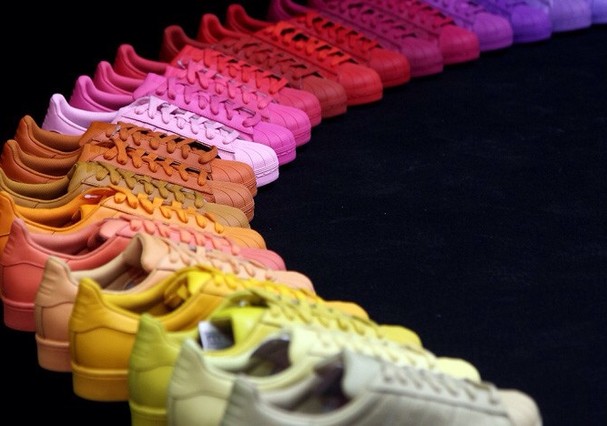 50 tons de cores Pharrell Williams e Adidas lan am cole o