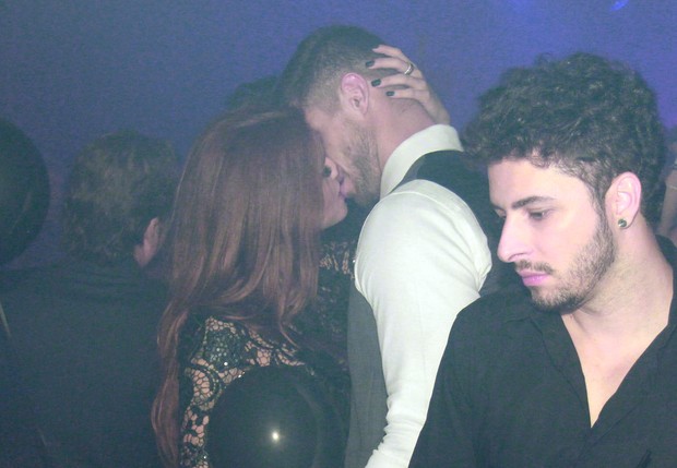 Ex-BBB Jonas troca beijos em festa após premiação em São Paulo (Foto: Celso Tavares/EGO)