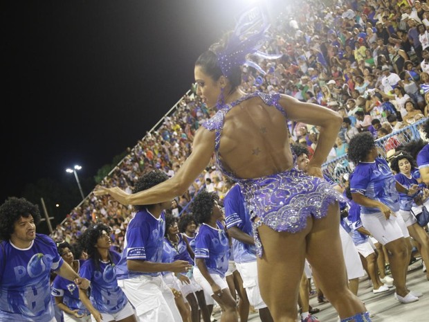 Ego Gracyanne Barbosa Rouba A Cena Em Ensaio Técnico Da Portela Notícias De Carnaval 2016 6597