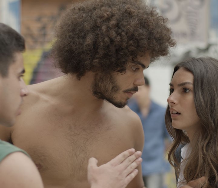 A confusão começa e sobra até para a Lu! (Foto: TV Globo) A confusão começa e sobra até para a Lu! (Foto: TV Globo)