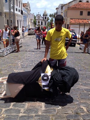 Carregadores de boneco gigante se recusaram a participar de corrida (Foto: Mônica Silveira / TV Globo)