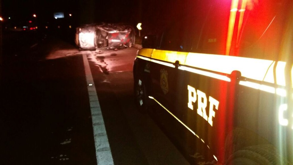 Corsa capotou e motorista morreu na madrugada deste domingo (Foto: PRF/Divulga&ccedil;&atilde;o)