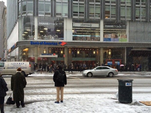 Moradores de Nova York fazem fila para comprar em supermercado (Foto: Tomas Kepple Borba/VC no G1)