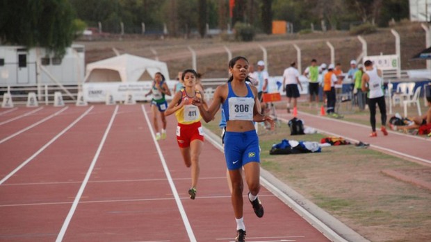 Ana Karolyne de Campos, de 15 anos, venceu os 800m (Foto: Assessoria/Divulgação)