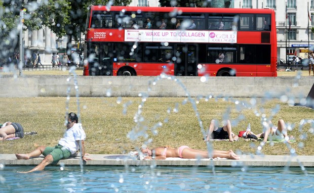 Pessoas se refrescam em fonte em Londres (Foto: Paul Hackett/Reuters)