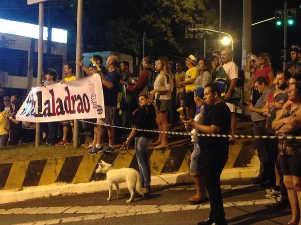 Manifestantes contra Lula fazem protesto em frente à casa do ex-presidente (Foto: Glauco Araújo/G1)