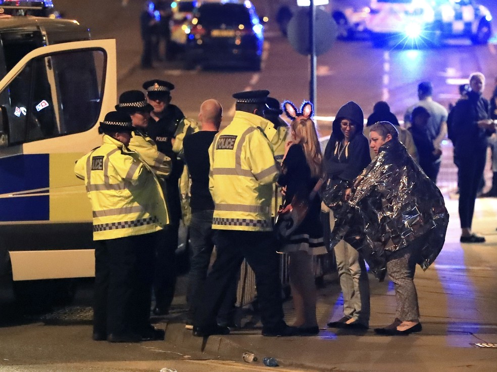 Polícia atende pessoas feridas após show de Ariana Grande em Manchester, na Inglaterra (Foto: Peter Byrne/PA via AP)