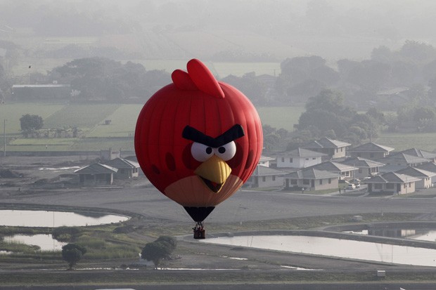 Balão em formato de personagem do game 'Angry Birds' é visto em festival nas Filipinas (Foto:  Romeo Ranoco/Reuters)
