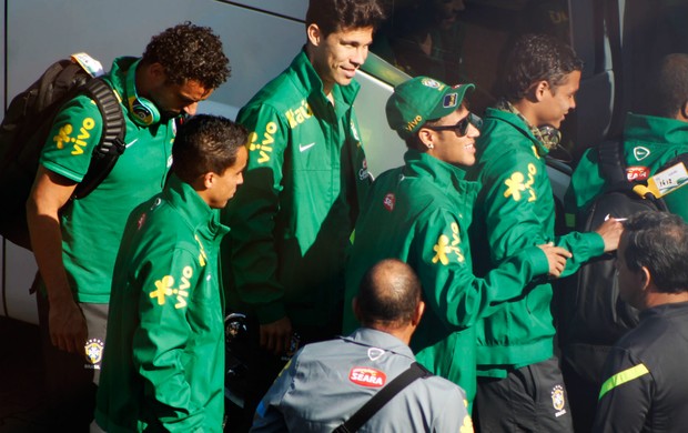 Jogadores da Seleção entram no ônibus após chegarem a Porto Alegre (Foto: Diego Guichard/GLOBOESPORTE.COM)