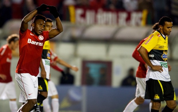 Willians marca contra o Criciúma (Foto: Alexandre Lops / Inter, DVG)