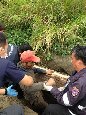 Homem  retirado de cova por bombeiros aps 4 dias 'sepultado' em Taiwan (Foto: Departamento de Bombeiros do Condado de Nantou)