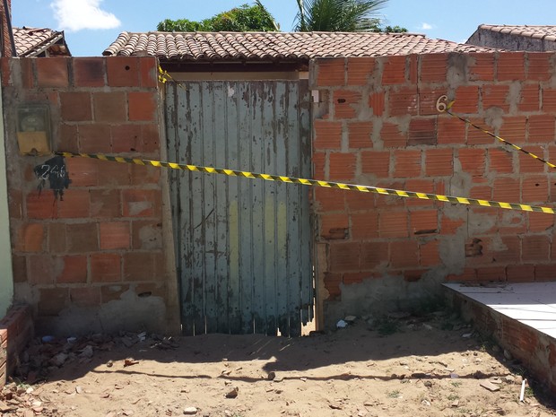 Corpo de mulher foi encontrado no quintal de uma casa no Vila Vitória em Petrolina (Foto: Luana Bernardes / TV Grande Rio)