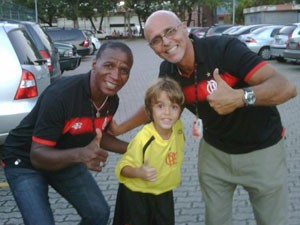 Os ex-jogadores Adílio e Júlio César com Xande (Foto: Malhação / Tv Globo)