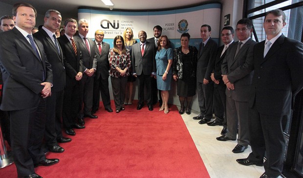 O ministro Joaquim Barbosa entre os demais 14 conselheiros do CNJ (Foto: Gil Ferreira/Agência CNJ)