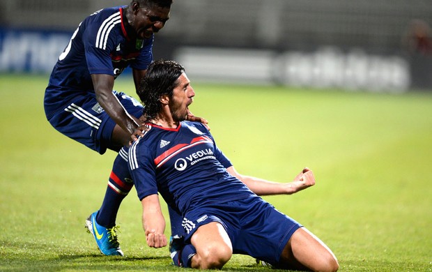 Bisevac comemora gol do Lyon contra o Grasshoppers (Foto: Agência AFP)