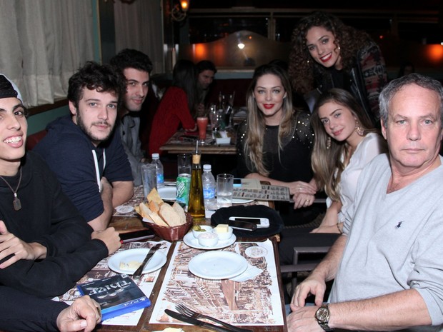 Famosos no aniversário de Rafael Almeida em restaurante no Rio (Foto: Alex Palarea/ Ag. News)