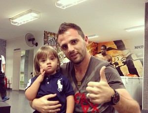 Meia argentino Montillo, com o filho na Vila Belmiro (Foto: Fabio Maradei / Santos FC)