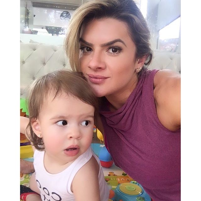 Mirella Santos deixa maternidade com a filha Valentina