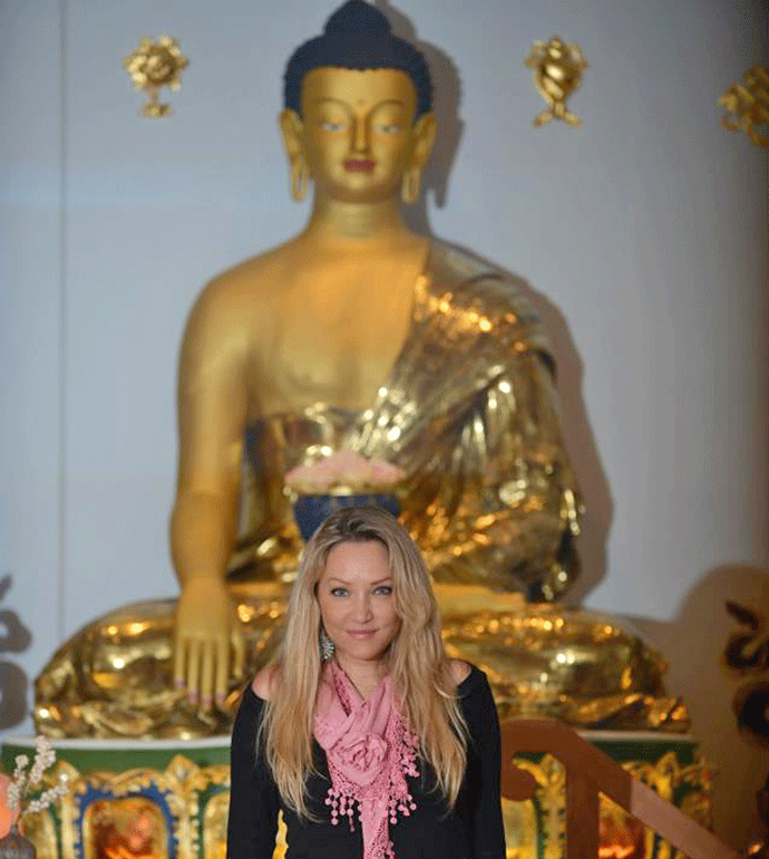 Deborah Blando é adepta ao budismo e adora fazer meditação (Foto: Arquivo Pessoal) Deborah Blando é adepta ao budismo e adora fazer meditação (Foto: Arquivo Pessoal)