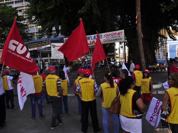 Servidores fizeram um protesto na região central de Cuiabá. (Foto: Claryssa Amorim/ G1)