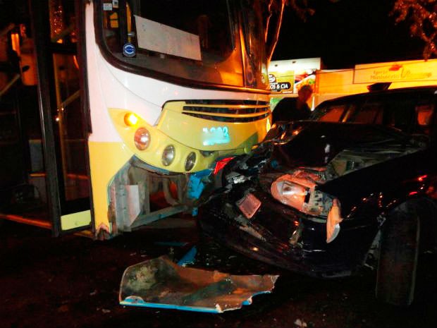 G1 Batida Entre ônibus E Carro Deixa Três Feridos Em Teixeira De