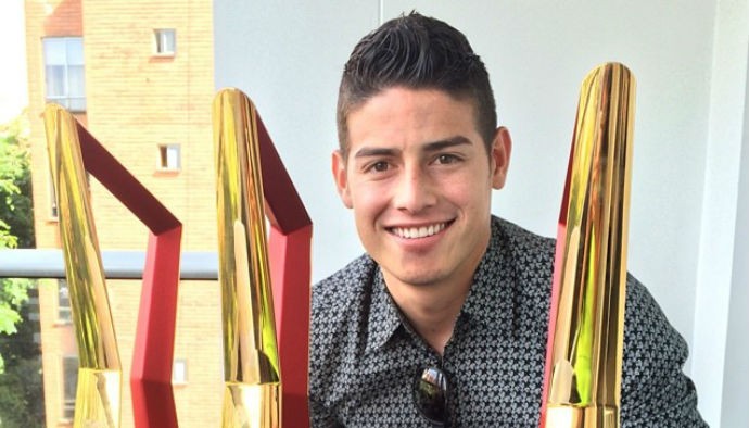 James Rodríguez mostra os troféus recebidos durante a Copa do Mundo (Foto: Reprodução/Instagram)