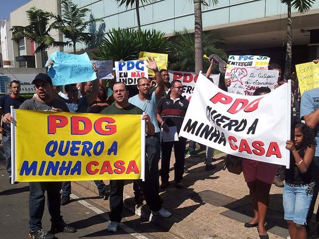 Protesto reuniu 50 pessoas em frente ao prédio do escritório da PDG em Campinas (Foto: Marcello Carvalho/ G1 Campinas)