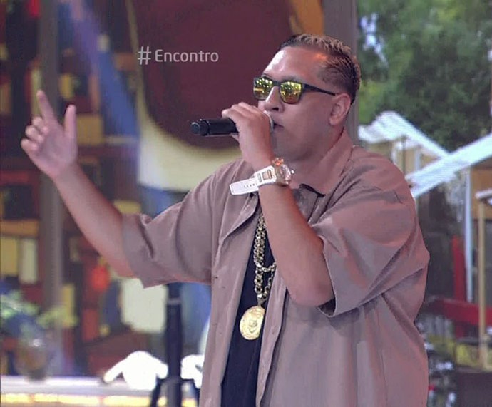 MC Bin Laden canta no palco do 'Encontro' (Foto: TV Globo)