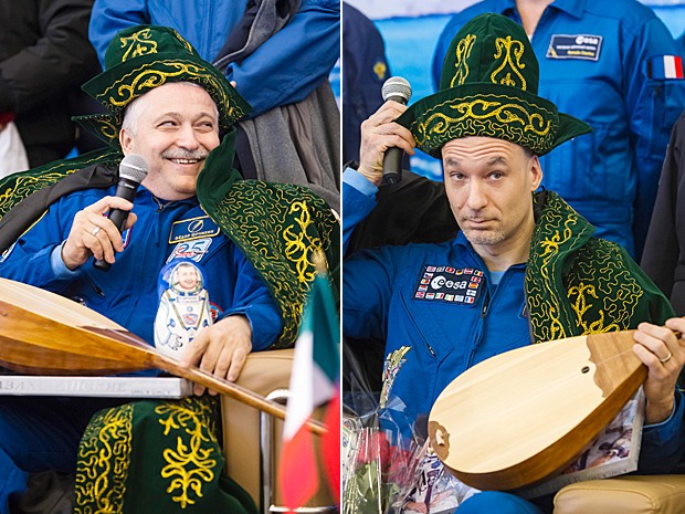 O comandante russo Fyodor Yurchikhin e o astronauta italiano Luca Parmitano ganham traje típico do Cazaquistão e instrumento chamado dombra, um tipo de alaúde (Foto: Shamil Zhumatov/Pool/AFP)