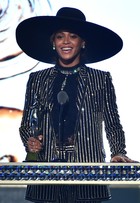 Beyoncé recebe prêmio de ícone fashion em cerimônia nos EUA